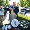 W kapsule umieszczono m.in. widokówki, zdjęcia, okolicznościowe wydanie gazety, monety i inne  pamiątki.