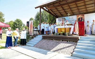 Przedstawiciele parafii powitali biskupa, dziękując  za jego obecność i przypominając najstarsze dzieje wspólnoty.