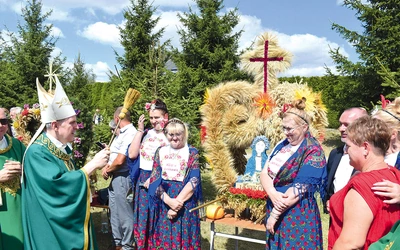 Na zakończenie Eucharystii biskup pobłogosławił dożynkowe wieńce.