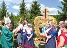 Na zakończenie Eucharystii biskup pobłogosławił dożynkowe wieńce.