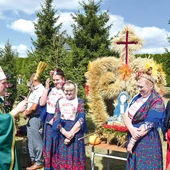 Na zakończenie Eucharystii biskup pobłogosławił dożynkowe wieńce.
