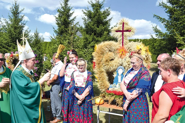 Na zakończenie Eucharystii biskup pobłogosławił dożynkowe wieńce.