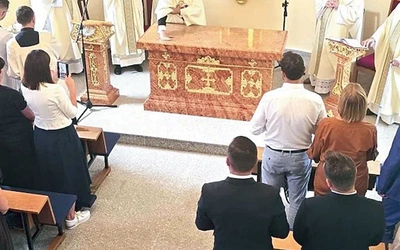 Moment konsekracji ołtarza przez bp. Marka Mendyka.