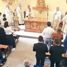 Moment konsekracji ołtarza przez bp. Marka Mendyka.