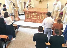 Moment konsekracji ołtarza przez bp. Marka Mendyka.