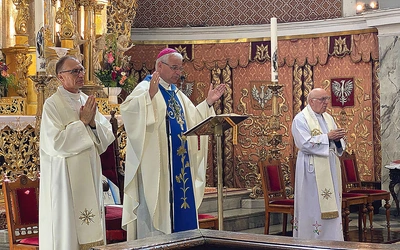  Koncelebransi w czasie uroczystej Eucharystii.