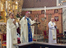  Koncelebransi w czasie uroczystej Eucharystii.