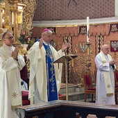 Koncelebransi w czasie uroczystej Eucharystii.