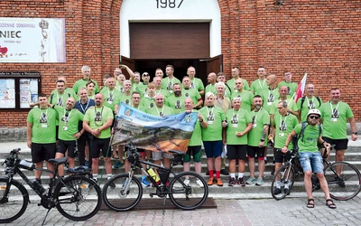 Pielgrzymi tuż przed wyjazdem sprzed kościoła w Wolanowie.