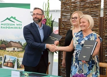 Umowę podpisali dyrektor Muzeum Wsi Radomskiej Ilona Jaroszek, Katarzyna Szymańska, główna księgowa, i Michał Zydroń, prezes zarządu MTM Budownictwo Sp. z o.o. 