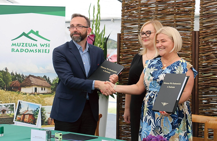 Umowę podpisali dyrektor Muzeum Wsi Radomskiej Ilona Jaroszek, Katarzyna Szymańska, główna księgowa, i Michał Zydroń, prezes zarządu MTM Budownictwo Sp. z o.o. 