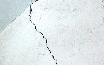 Pęknięcia widoczne są jeszcze wewnątrz kościoła.  