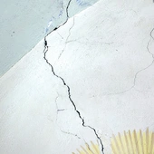 Pęknięcia widoczne są jeszcze wewnątrz kościoła.  