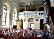 Koncert organowy w kościele w Czermnie w powiecie koneckim.