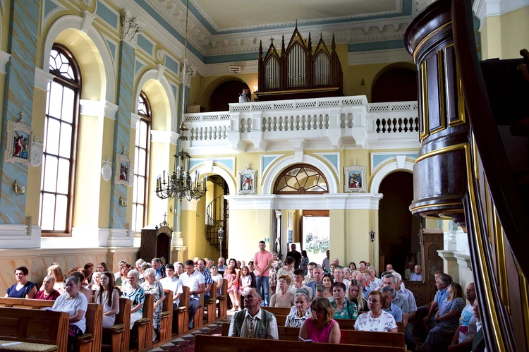 Koncert organowy w kościele w Czermnie w powiecie koneckim.