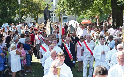 Podczas tegorocznych dożynek szczególnie pamiętano w modlitwach o tych, którzy 80 lat temu po zakończeniu II wojny światowej przyjechali na Ziemie Zachodnie i tu zaczęli uprawiać rolę.