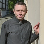 – W związku z tym, że w obozie przebywali  tylko mężczyźni i warunki były trudne, ten wyjazd  jest wyjątkowo tylko dla ojców i synów – wyjaśnia  ks. Piotr Wadowski (na zdjęciu), duszpasterz Katolickiego Stowarzyszenia „Ojcostwo Powołaniem”. Więcej informacji i zapisy na:  ojcostwopowolaniem.pl. 