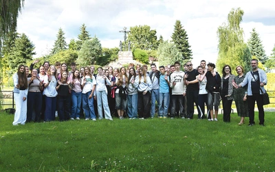 Medytacja, Eucharystia, konferencje, spotkania w grupach, warsztaty i integracja – tak w wielkim skrócie można streścić ośmiodniowe rekolekcje dla młodzieży, które odbyły się w Kęszycy Leśnej. Chcecie spróbować formacji w Młodzieżowej Szkoły Życia – Oasis? Najbliższe rekolekcje już jesienią! Bieżące informacje na www.oasis.org.pl.