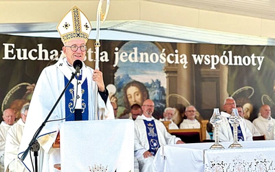 Arcybiskup życzył zgromadzonym, by też byli kiedyś „w niebo wzięci”. 