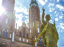 Bohaterskiego kapłana upamiętnia monument przed katedrą warszawsko-praską.