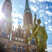 Bohaterskiego kapłana upamiętnia monument przed katedrą warszawsko-praską.