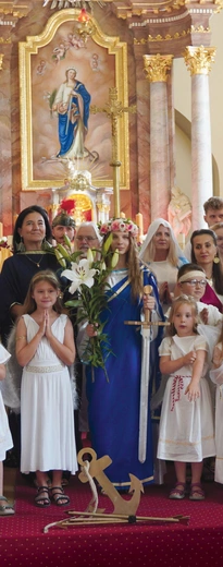   Finałowa scena koresponduje z obrazem w ołtarzu głównym.