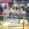 Anna Rogaska (z prawej), wnuczka brata ks. Ignacego Skorupki, z Katarzyną Pazio, wicestarostą wołomińskim, nad gablotą ze stułą i czapką kapłana.