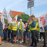 Katowice. Hutnicy wspierani przez górników i energetyków manifestują w stolicy Śląska