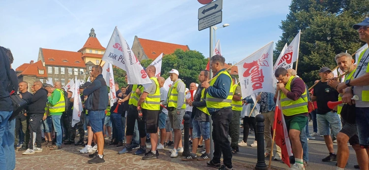 Katowice. Hutnicy wspierani przez górników i energetyków manifestują w stolicy Śląska