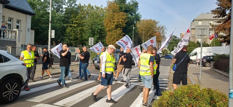Katowice. Hutnicy wspierani przez górników i energetyków manifestują w stolicy Śląska