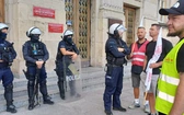 Katowice. Hutnicy wspierani przez górników i energetyków manifestują w stolicy Śląska