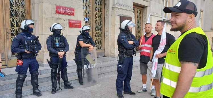 Katowice. Hutnicy wspierani przez górników i energetyków manifestują w stolicy Śląska
