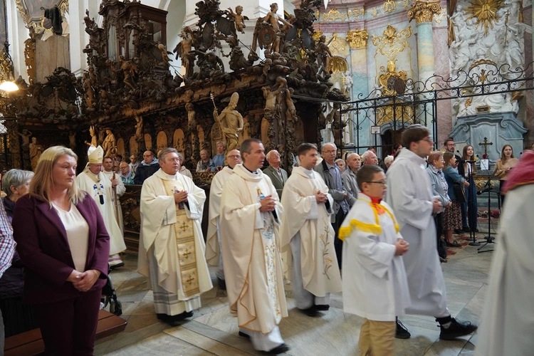 Pielgrzymka osób niepełnosprawnych, ich rodzin i przyjaciół do Henrykowa