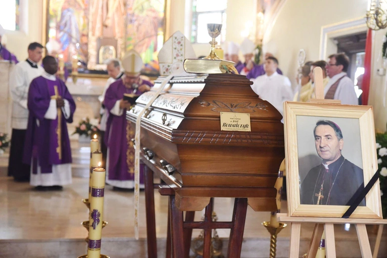 Pożegnanie abp. Józefa Kowalczyka w Jadownikach Mokrych