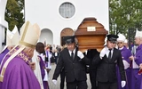 Stąd wyszedł i tu powrócił