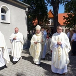 Dożynki diecezjalne w Wielowsi - korony żniwne i plony