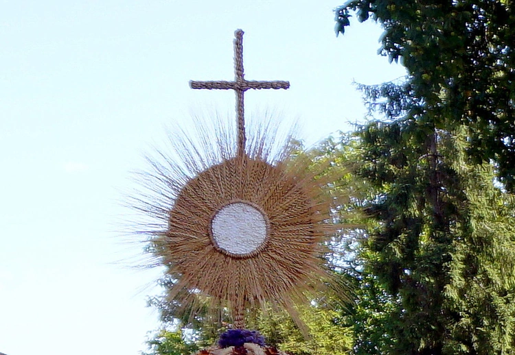Dożynki diecezjalne w Wielowsi - korony żniwne i plony