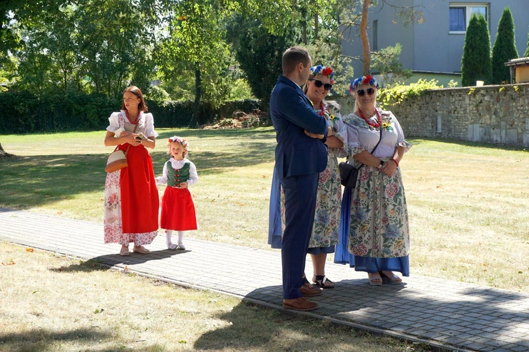 Dożynki diecezjalne w Wielowsi - korony żniwne i plony