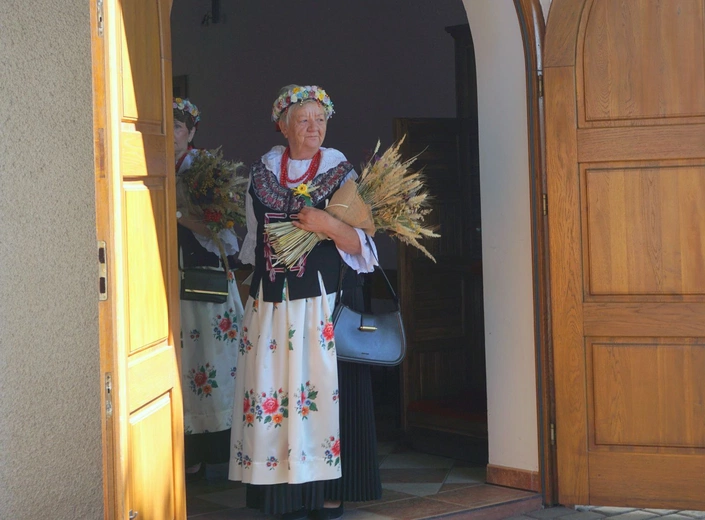 Dożynki diecezjalne w Wielowsi - korony żniwne i plony