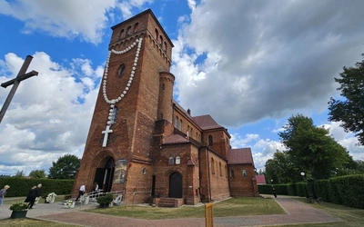 Odpust w kościele z ogromnym podświetlanym różańcem