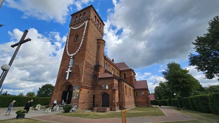 Odpust w kościele z ogromnym podświetlanym różańcem