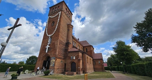 Odpust w kościele z ogromnym podświetlanym różańcem