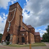Odpust w kościele z ogromnym podświetlanym różańcem