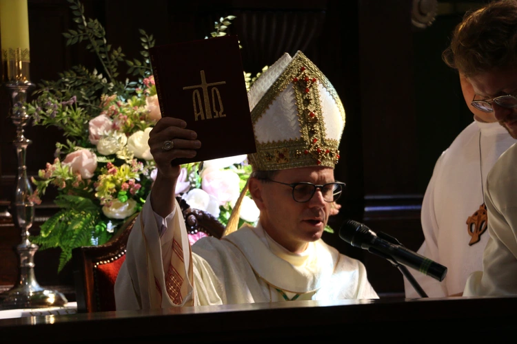Joniec. Poświęcenie nowego ołtarza