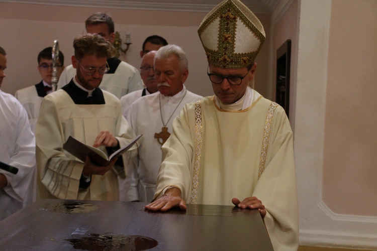 Joniec. Poświęcenie nowego ołtarza