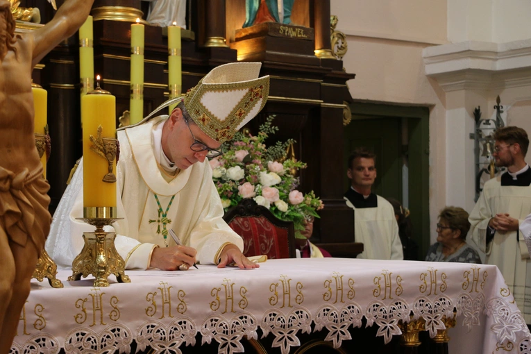 Joniec. Poświęcenie nowego ołtarza