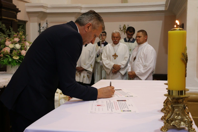 Joniec. Poświęcenie nowego ołtarza