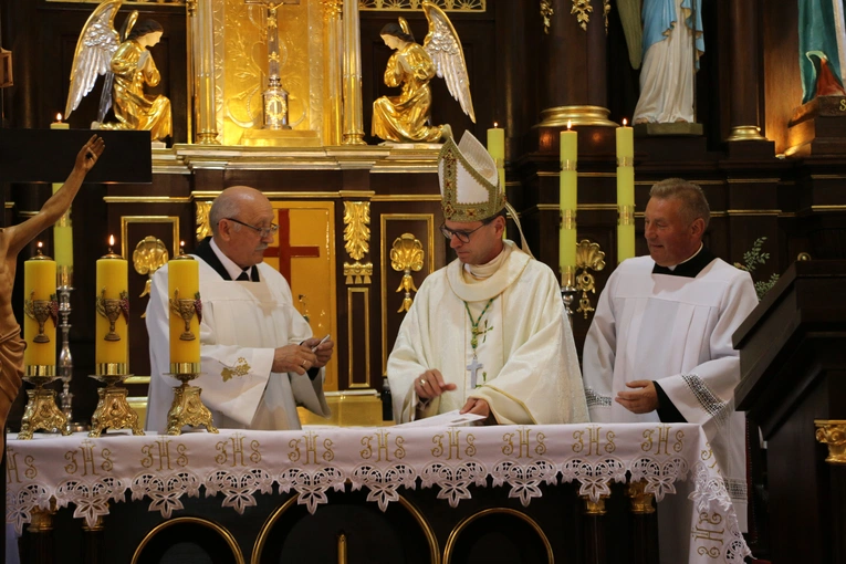 Joniec. Poświęcenie nowego ołtarza