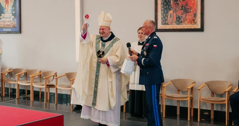 Bp Szlachetka: Policja pomaga innym iść drogą zbawienia