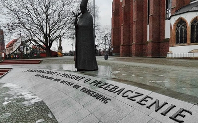 Pomnik bp. Bolesława Kominka  przed wejściem  na Ostrów Tumski  we Wrocławiu.